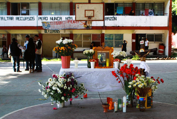 Un altar se mantiene en la Escuela Normal de Ayotzinapa. Foto: Antonio Cruz, SinEmbargo