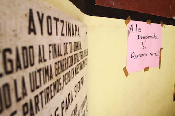 Diez minutos después de la segunda balacera llegó un comandante que trató de hablar con los estudiantes y les advirtió: “ahorita los voy a venir a levantar”. Foto: Antonio Cruz, SinEmbargo.