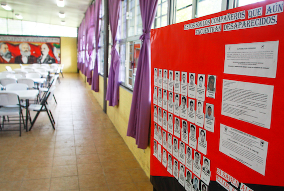 Los 43 normalistas desaparecidos estudiaban en salones sin material didáctico y con pupitres deteriorados. Foto: Antonio Cruz, SinEmbargo.