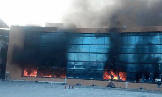 Detalle del Palacio ardiendo. Foto: Twitter: @AcaUnidos