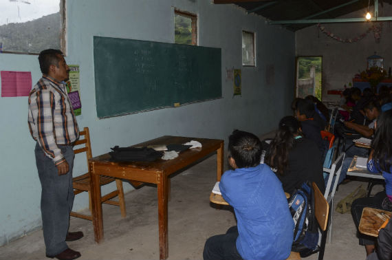 Los 87 estudiantes de la preparatoria popular Benito Juárez, ubicada en la carretera principal de la comunidad indígena de Atzacualoya, toman clases en cuartos prestados que formaban parte de lo que era una capilla. Foto: Cuartoscuro