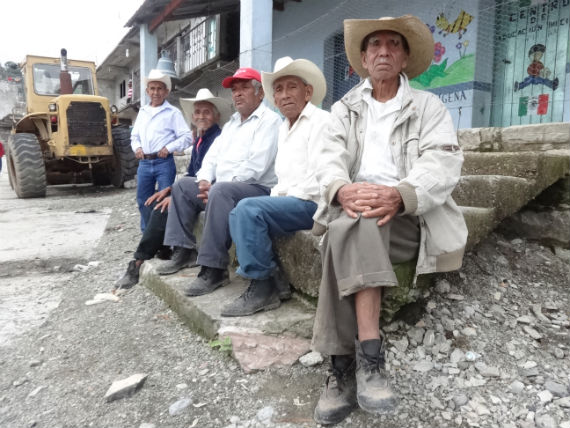 Ancianos de Huehuetla aguardan el apoyo de 1 mil 160 pesos bimestrales. Con frecuencia esperan varias horas al funcionario del gobierno federal que reparte el dinero. Foto: Humberto Padgett, SinEmbargo