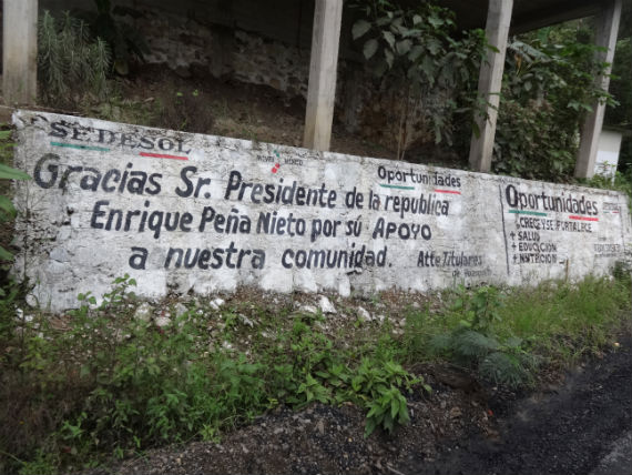 En Hidalgo se observa con frecuencia la relación de los programas sociales con el nombre del Presidente Enrique Peña Nieto. Foto: Humberto Padgett, SinEmbargo