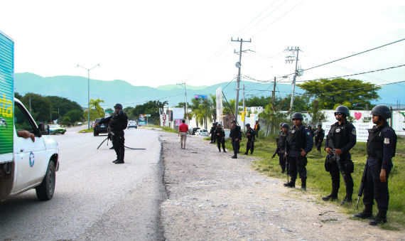 Pese a la presencia de la fuerza policiaca, Iguala está tomada por Halcones. Foto: Antonio Cruz, SinEmbargo