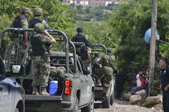 El pasado viernes fueron halladas varias fosas clandestinas cerca de donde desaparecieron los normalistas. Foto: EFE