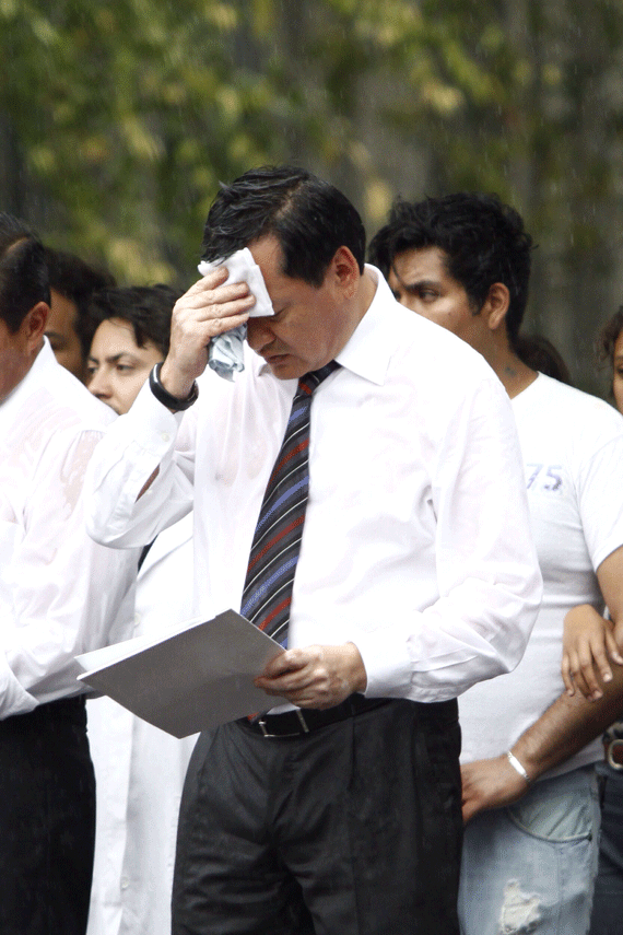 3 de octubre. El Secretario de Gobernación salió en mangas de camisa a recibir a los estudiantes. La clase lo aplaudió. Foto: Cuartoscuro