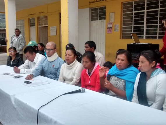 Elia Tamayo junto con esposas de detenidos exigieron la liberación de éstos. Foto: Laura Cordero, SinEmbargo