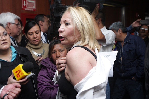 Un Grupo De Personas Golpeó La Puerta De Ingreso a Las Comparecencias Exigiendo Su Ingreso Foto Francisco Cañedo Sinembargo