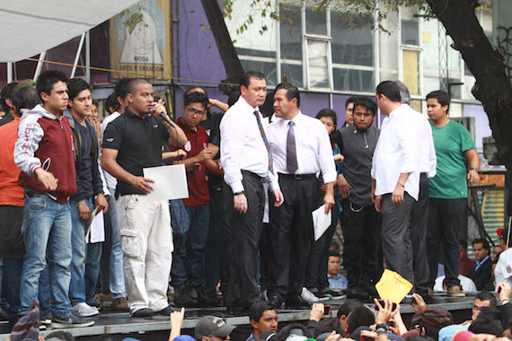 El Secretario de Gobernación, Miguel Ángel Osorio Chong, ante miles de estudiantes del Politécnico. Foto: Antonio Cruz, SinEmbargo