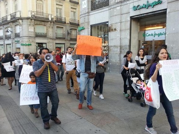 Un numeroso contingente se ha reunido en Madrid para apoyar a los normalistas de Ayotzinapa. Foto: @yosoy132madrid 