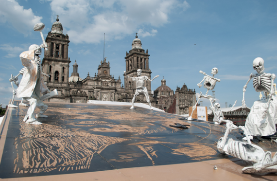 Miembros del colectivo A Última Hora trabajan en la colocación de la megaofrenda en el zócalo Foto: Cuartoscuro