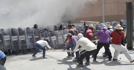 Alrededor de 150 estudiantes encapuchados, con piedras y cohetones, tomaron el Palacio de Gobierno. Foto: Cuartoscuro. 