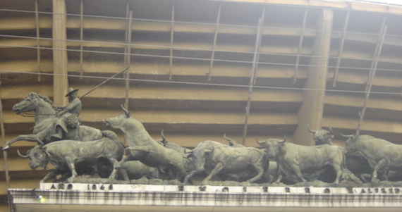 Esculturas En La Entrada De La Plaza De Toros México Que Alberga Aún Eventos De Tauromaquia Foto Especial