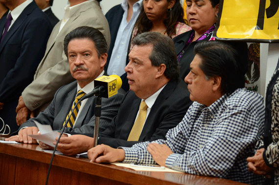 El Gobernador con licencia de Guerrero, Ángel Aguirre Rivero y el dirgente del PRD, Carlos Navarrete. Foto: Cuartoscuro