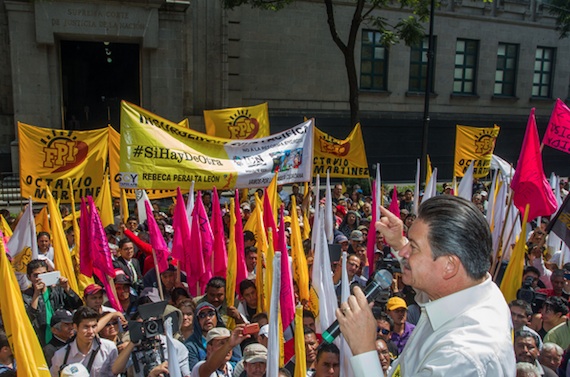 Carlos Navarrete Ruiz, líder nacional del PRD, durante el mitin afuera de la SCJN. Foto: Cuartoscuro. 