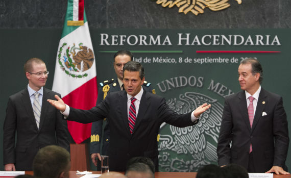 El 8 de septiembre de 2013, el Presidente Enrique Peña Nieto, acompañado de los entonces líderes de las cámaras de diputados y senadores, presentó los principales puntos de la Reforma Fiscal. Foto: Cuartoscuro