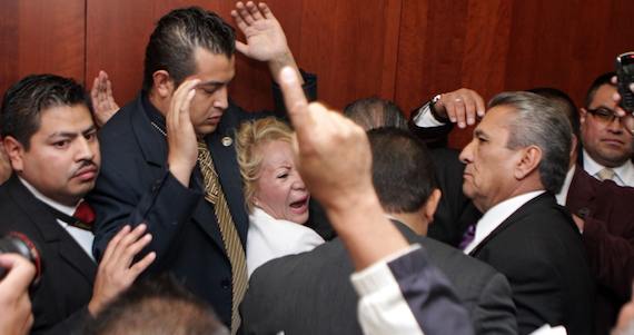 Un Grupo De Personas Golpeó La Puerta De Ingreso a Las Comparecencias Exigiendo Su Ingreso Foto Francisco Cañedo Sinembargo