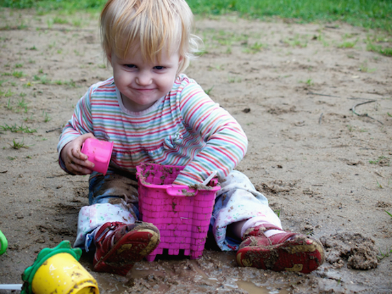 Esta enfermedad se propaga fácilmente cuando los niños juegan con la tierra de los parques y se meten las manos a la boca. Foto: Shutterstock.