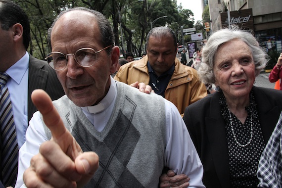 El Padre Alejandro Solalinde Guerra Acompañado De La Periodista Y Escritora Elena Poniatowska Foto Francisco Cañedo Sinembargo