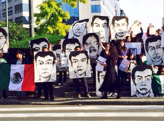 Mexicanos y belgas protestan en la sede de la Unión Europea por los normalistas desaparecidos. Foto: Twitter @JuamXMex 