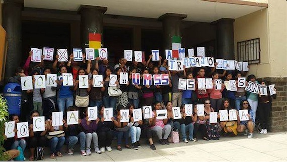 Jóvenes en Bolivia se unieron a la jornada global de protestas por la desaparición de normalistas. Foto: Twitter @taller2006