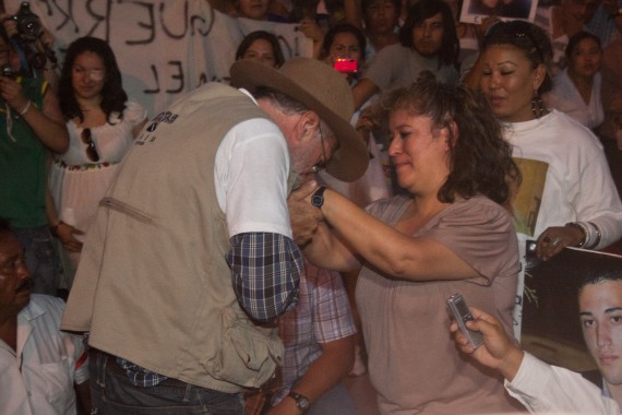 Luz María con el líder por el Movimiento Por la Paz con Justicia y Dignidad, el poete Javier Sicilia. Foto: Cuartoscuro