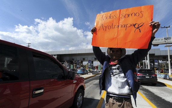 Decenas De Paseantes Ingresan a La Ciudad Por La Caseta De La Carretera México cuernavaca La Cual Ha Sido Tomada Por Encapuchados Foto Cuartoscuro