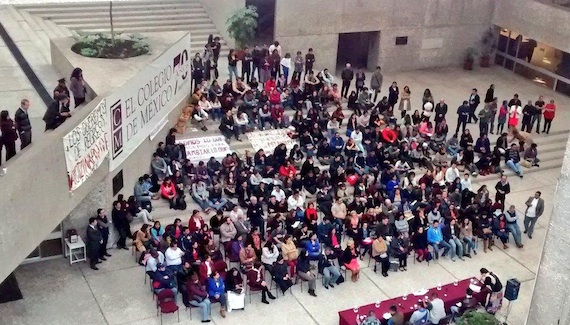 Padres de los normalistas reunidos con estudiantes del Colegio de México. Foto: Twitter @AnaG_Gonzalez