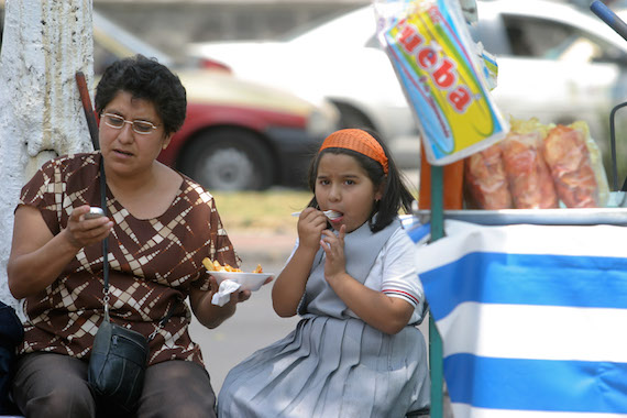 Muchos huevos de parásitos que se encuentran en las heces se pulverizan y se van al ambiente donde cualquiera puede inhalarlo, o incluso contaminar alimentos en la vía pública. Foto: Cuartoscuro/Archivo.