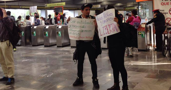 En la estación de metro Universidad, un grupo de estudiantes de la Facultad de Veterinaria de la UNAM protesta. Foto: SinEmbargo.