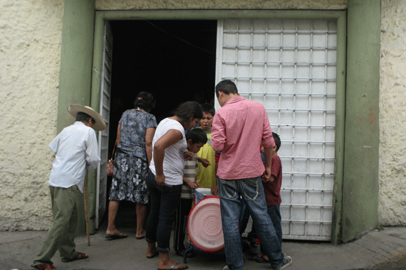 Dos regaderas para más de cien personas. Foto; Francisco Cañedo, SinEmbargo