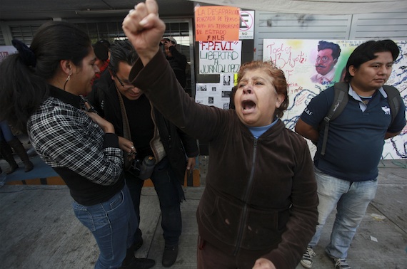 Familiares y amigos de los 11 detenidos el pasado 20 de Noviembre en la Ciudad de México festejan el dictamen de libertad para los involucrados. Foto: Cuartoscuro