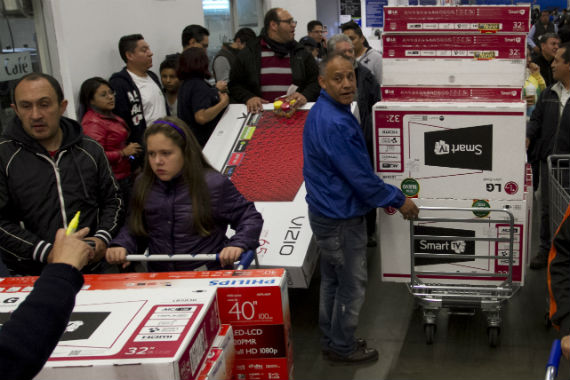 Algunos comercios abrieron desde media noche, otros a las siete de la mañana. Foto: Cuartoscuro