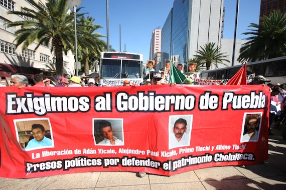 El Frente de Organizaciones Sociales y Políticas del estado de Puebla arribó a la Ciudad de México para que el gobierno federal intervenga en los conflictos que viven en el estado. Foto: Francisco Cañedo, SinEmabrgo