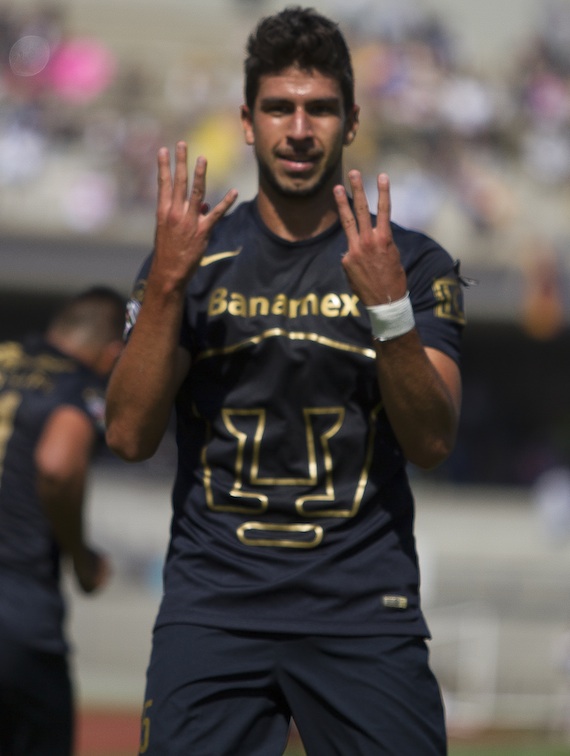 El jugador de Pumas Eduardo Herrera recordó en su festejo a los 43 desaparecidos. Foto: Cuartoscuro