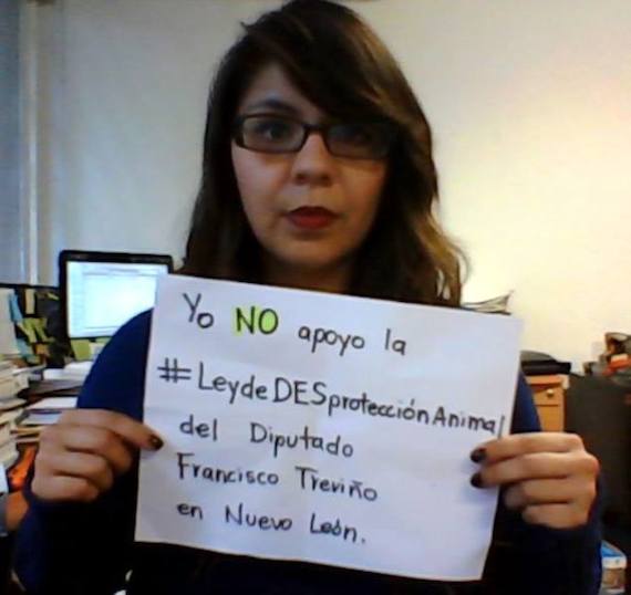 Usuarios difundieron en las redes cientos de fotografías en contra de el dictamen que catalogaron como parte de la "Ley de DESprotección animal". Foto: Facebook.