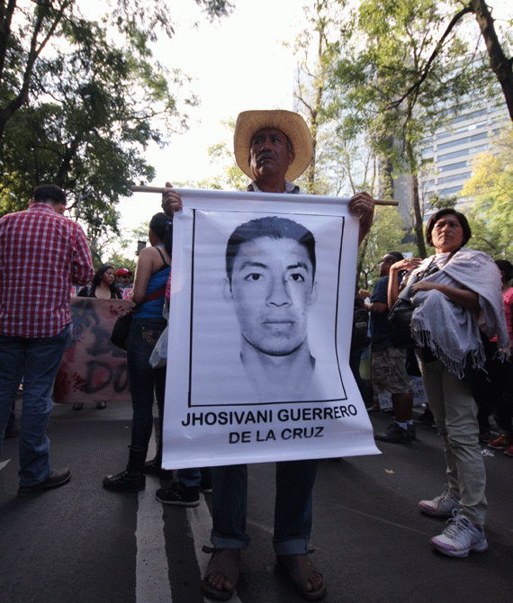 La marcha del miércoles. Los padres siguen en espera de respuestas. Foto: Francisco Cañedo 