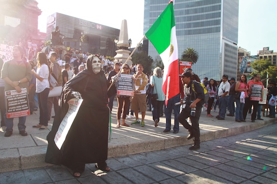 En las escalinatas del Ángel se pudo observar un número 43 formado con papel. Foto: Antonio Cruz, SinEmbargo