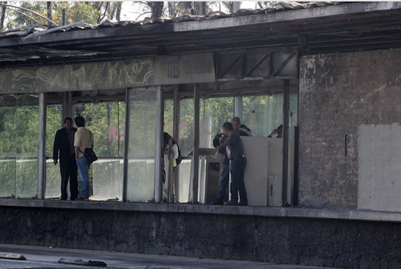 La Estación Ciudad Universitaria Permanece Cerrada Mientras Peritos Revisan Los Daños Causados Anoche Por Un Grupo De Encapuchados Quienes Le Prendieron Fuego Foto Cuartoscuro