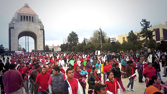 Entre los manifestantes se encuentran representantes del Sindicato de Telefonistas. Foto: Cuartoscuro