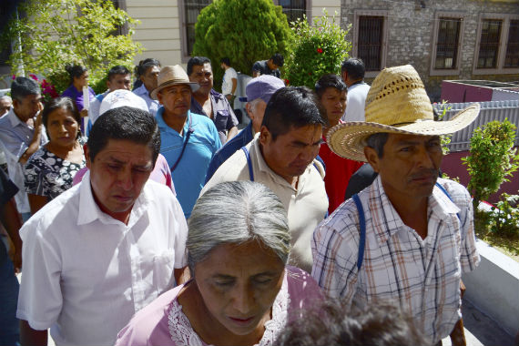 Padres de los 43 estudiantes desaparecidos acudieron a la Comisión de Derechos Humanos. Foto: Cuartoscuro 