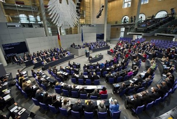 Oposición de Alemania pide a Angela Merkel frenar negociaciones con México por caso Ayotzinapa. Foto: EFE