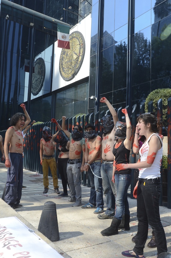 Estudiantes de  la UAM Azcapotzalco se manifestaron frente a la PGR. Foto: Cuartoscuro