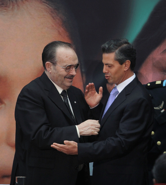 Mario Vázquez Raña con el Presidente Peña Nieto. Foto: Cuartoscuro