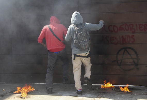 Un grupo de encapuchados atacaron las instalaciones del PRI en Oaxaca. Foto: Cuartoscuro