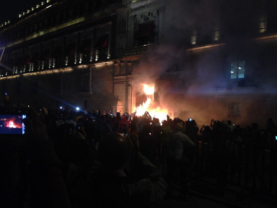 Un Grupo De Personas Incendiaron Una De Las Puertas De Palacio Nacional Foto Cuartoscuro