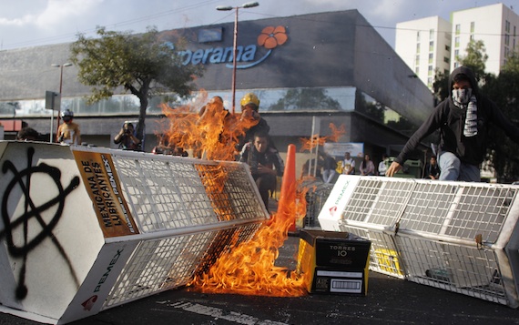  Un grupo de jóvenes encapuchados bloqueo avenida universidad a la altura del Superama donde prendieron fuego a basura. Foto: Cuartoscuro