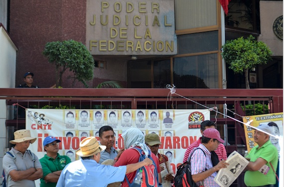 Profesores de la Coordinadora Estatal de Trabajadores de la Educación en Guerrero (CETEG) tomaron también el Segundo Tribunal Colegiado en Materia Civil. Foto: Cuartoscuro