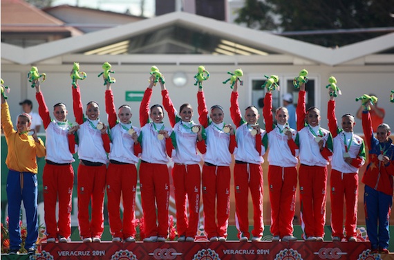 Equipo mexicano de nado sincronizado, quien ganó el oro en los Juegos Centroamericanos y del Caribe. Foto: Cuartoscuro. 