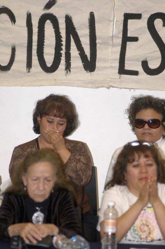 Luz María con un grupo de madres de desaparecidos. Foto: Cuartoscuro